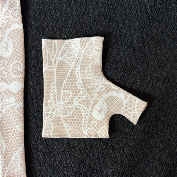 Stylish compression sleeve and glove. Size large. Great condition! - Picture 3 of 7